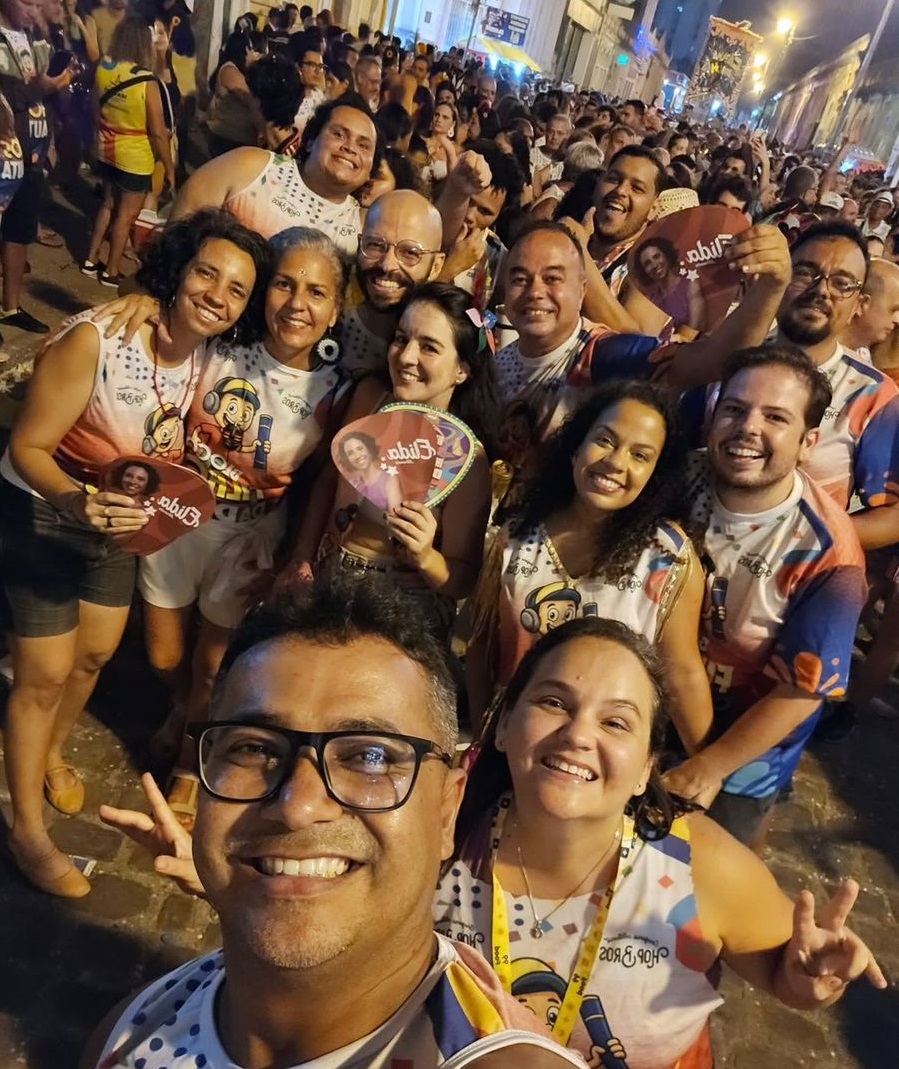 Bloco Filhos da Pauta volta às ruas de Jaraguá após sete anos e reúne jornalistas e foliões em noite de frevo