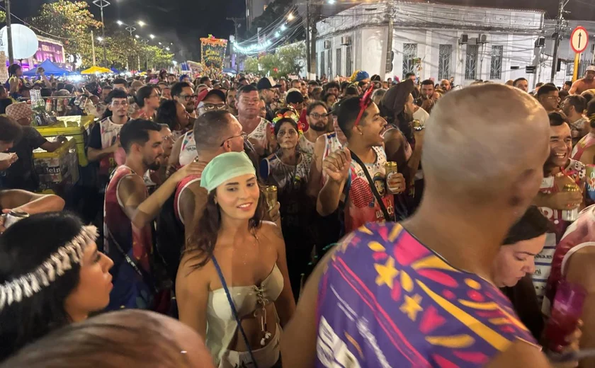Bloco Filhos da Pauta arrasta multidão no seu retorno ao Jaraguá Folia